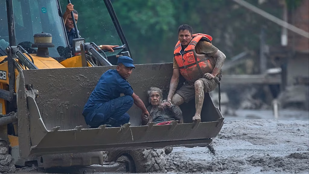 1.300 desaparecidos por el colapso de un glaciar y una devastadora riada en Nepal: 4 españoles sin localizar