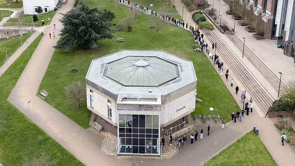 2 universidades británicas se fusionan para crear la primera “superuniversidad” del país