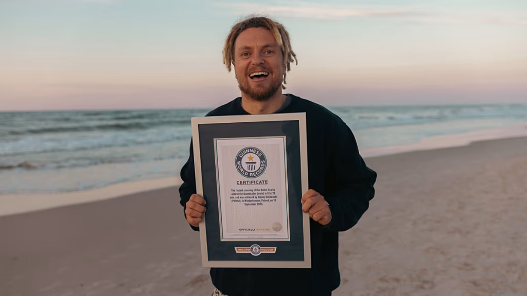 227 kilómetros en windsurf: la travesía extrema que terminó con un récord Guinness