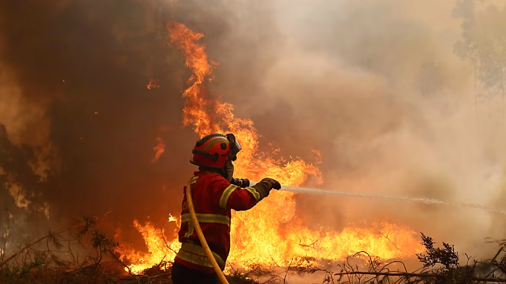 4 bomberos heridos en Arouca (Portugal) tras salirse de la vía un camión de incendios