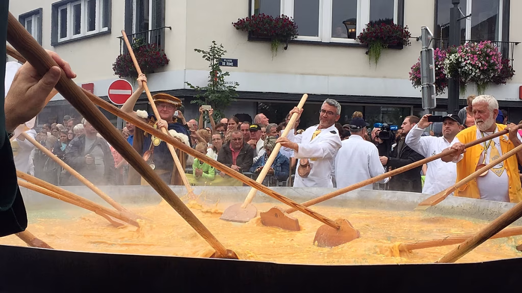 7.200 huevos cascados para una tortilla gigante en un festival belga