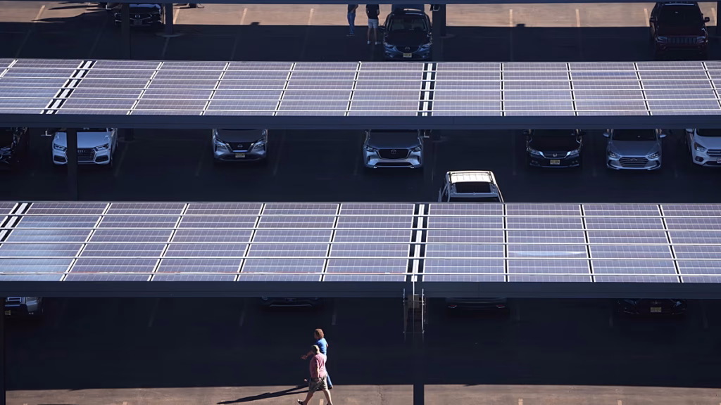 Aparcamientos solares podrían bajar la factura de la luz en 32.000€ al año, Europa se resiste