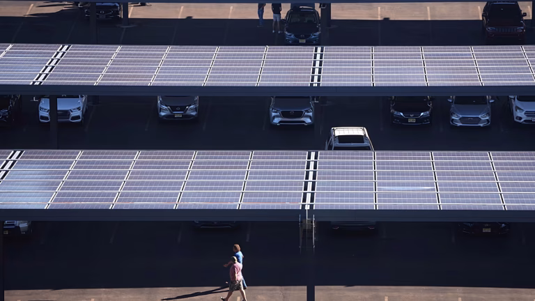 Aparcamientos solares podrían bajar la factura de la luz en 32.000€ al año, Europa se resiste