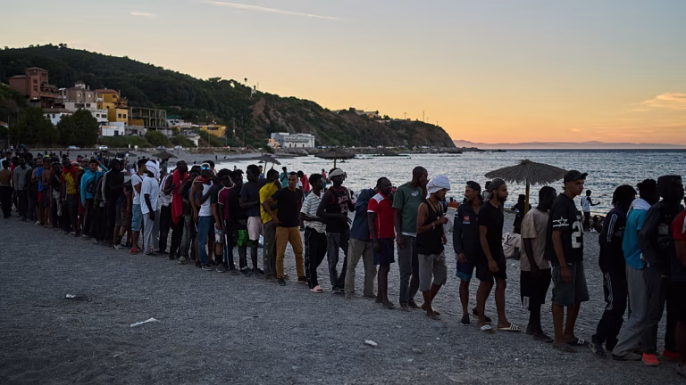 “Aquí no va a haber papeles”, el aviso a los cerca de 10.000 migrantes que continúan en Ceuta