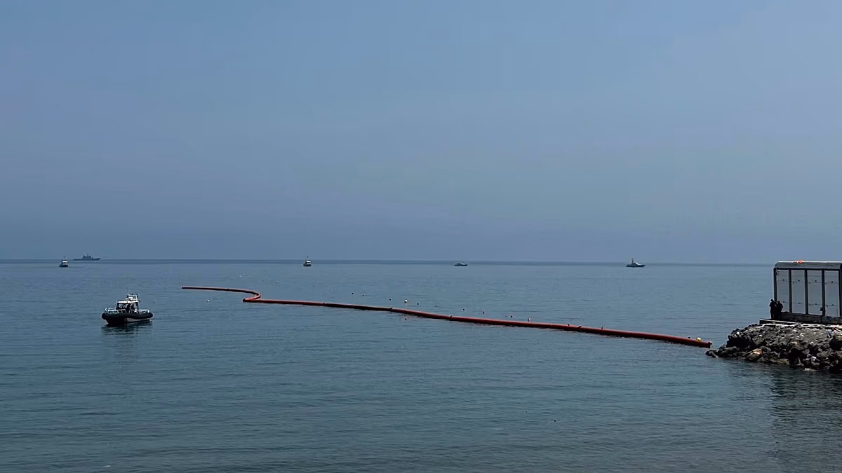 Así queda la frontera marítima en Ceuta tras la instalación de la boya neumática de 500 metros