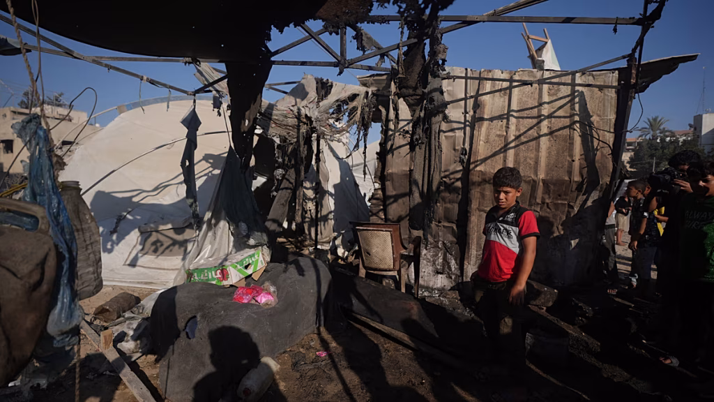 Ataques israelíes alcanzan refugios en Gaza y matan a 4 mientras empeoran los campamentos