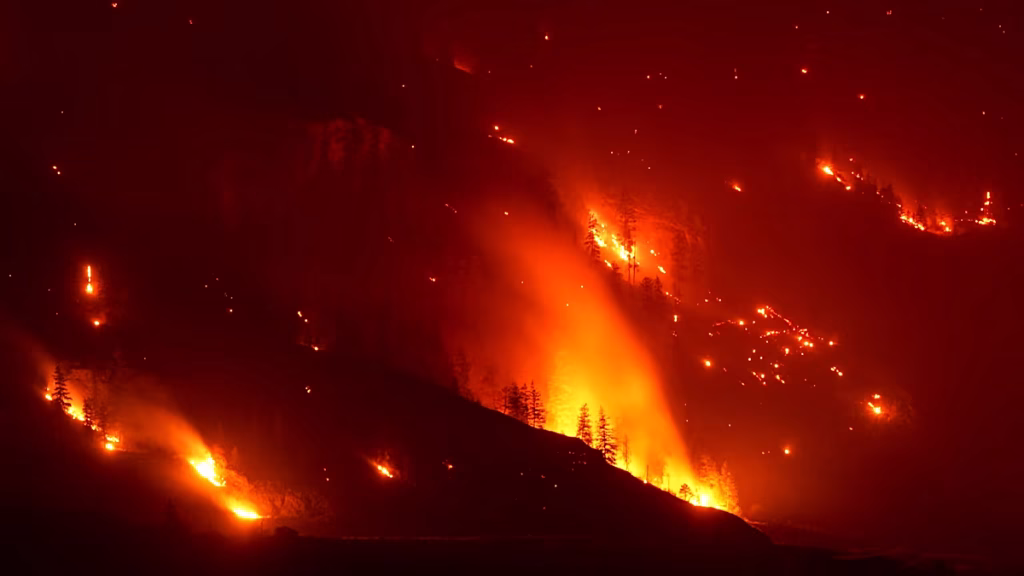 Canadá declara el estado de emergencia: más de 20.000 evacuados por los incendios forestales