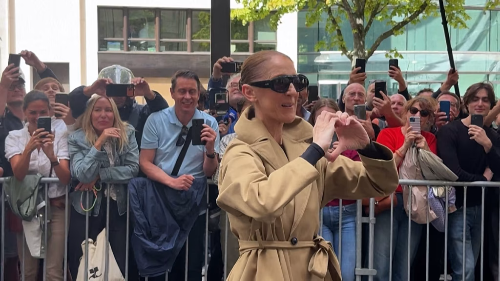 Céline Dion llega a París entre una multitud de fans antes de su esperado regreso a los escenarios