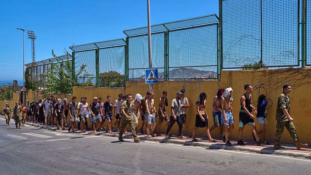 Ceuta sigue conmocionada mientras continúan las salidas de migrantes y recibe la visita del líder de Vox