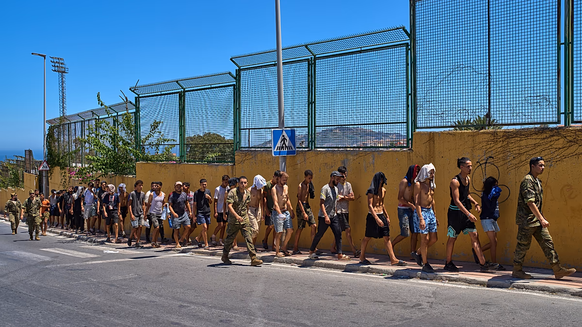 Ceuta sigue conmocionada mientras continúan las salidas de migrantes y recibe la visita del líder de Vox