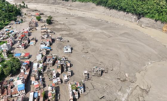 Cientos de muertos y desaparecidos tras devastadoras inundaciones en Nepal y China