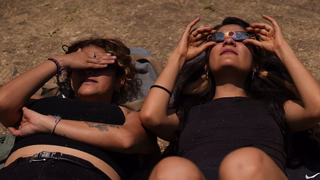 Cómo saber si el eclipse ha dañado sus ojos: estos son los síntomas de alerta