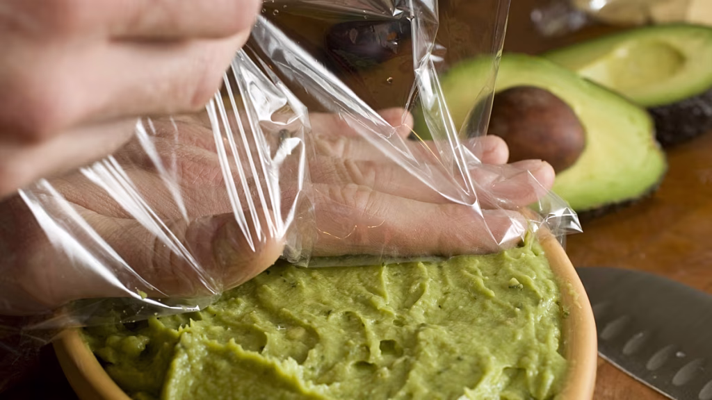 Cortar un aguacate le puede llevar al quirófano: ‘Mano de aguacate’, la lesión al alza en Alemania