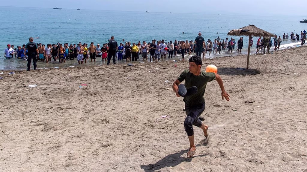 Desalojan el gran asentamiento de inmigrantes de la playa del Trampolín en Ceuta