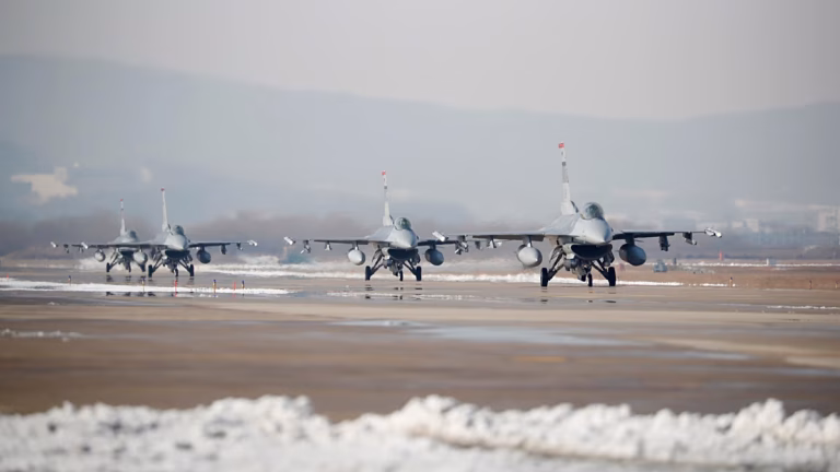 Detenidos 8 estudiantes surcoreanos por intentar irrumpir en una base militar de EE.UU. en Corea