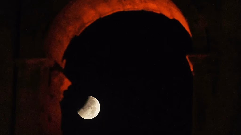 Eclipse lunar, las imágenes de la Luna del Esturión sobre Italia y el Coliseo