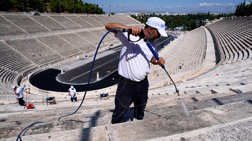 El Estadio Panathinaikó de Atenas limpia su mármol blanco un siglo después