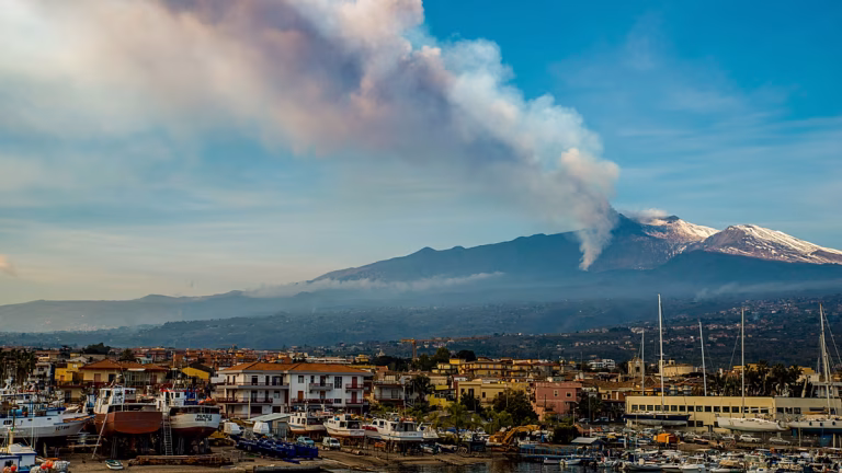 El Etna obliga a suspender las llegadas al aeropuerto de Catania por una nueva nube de ceniza
