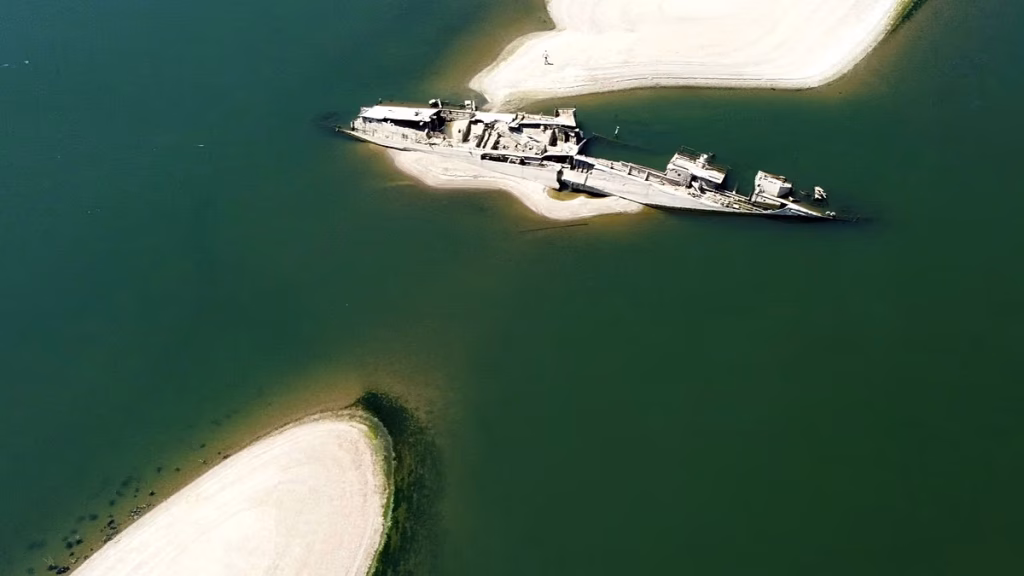 El fantasma de la flota nazi de Hitler sale a flote 80 años después debido a la sequía del Danubio en Serbia