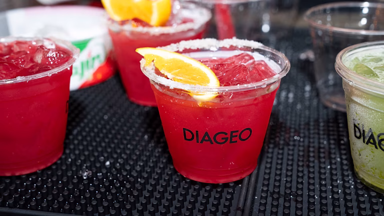 El gigante de bebidas Diageo anuncia recortes de costes de 1.000 millones