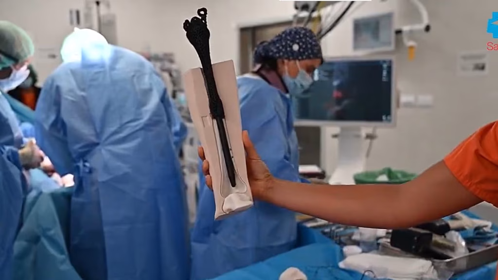 El Hospital Gregorio Marañón salva la pierna de un hombre con una prótesis de metamaterial pionera en el mundo