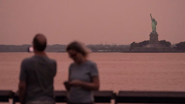 El humo de incendios aumenta el riesgo para embarazadas con el cambio climático, según EE UU