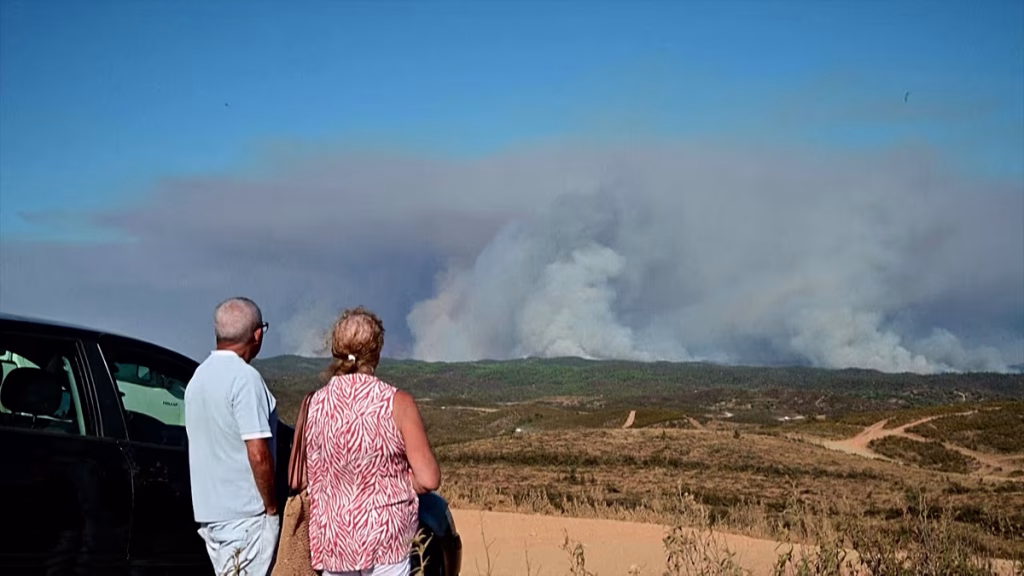 El incendio de Huelva amenaza viviendas: 800 evacuados en plena sequía