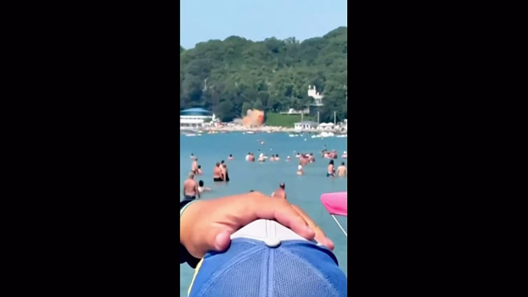 El momento en que un dron ataca una playa del mar Negro en Rusia