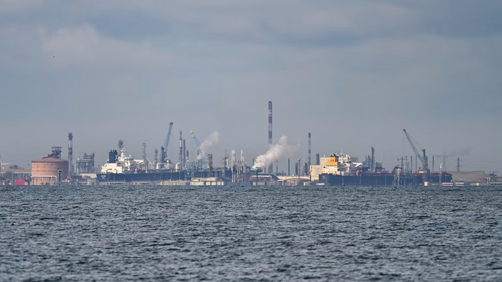 El petróleo sube por las tensiones entre EE UU e Irán y Warsh presiona por subir tipos