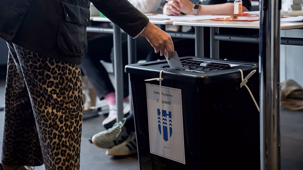 El referéndum sobre la UE en Islandia registra alta participación inicial en una cita reñida