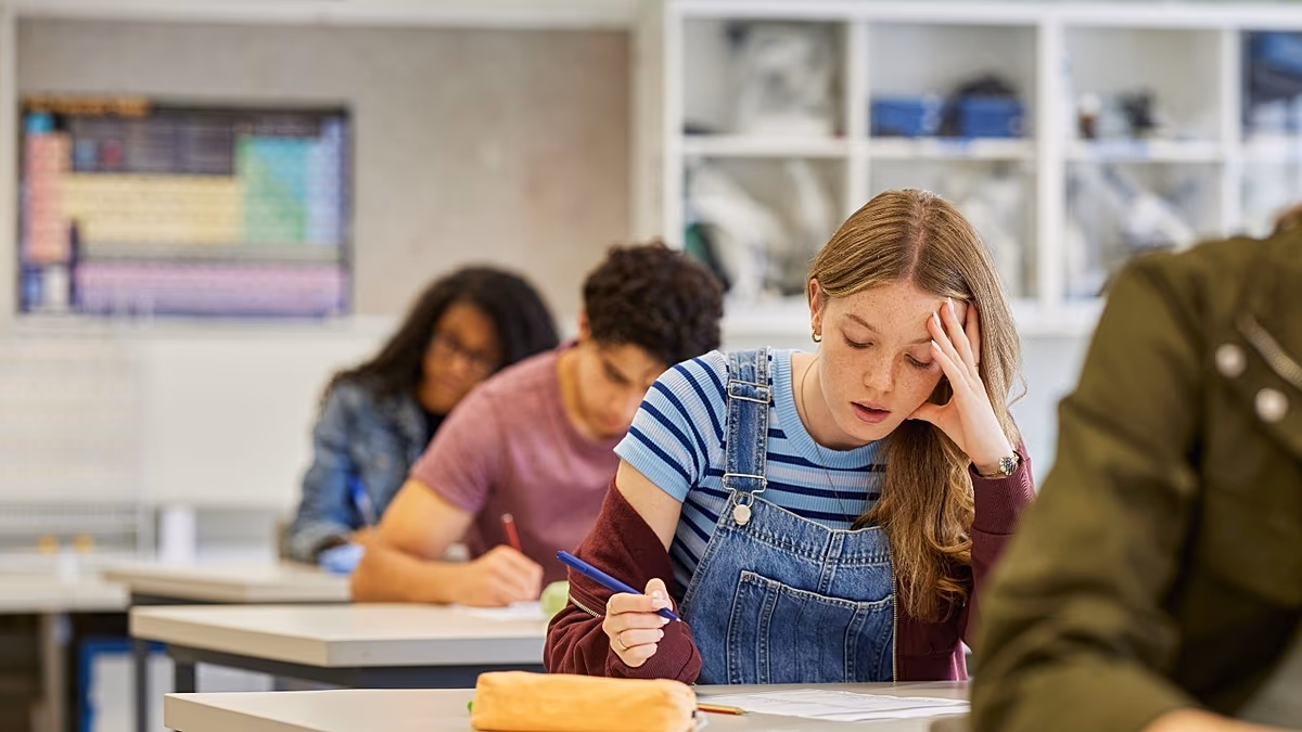 El sueño influye más que las pantallas o la dieta en las notas de los adolescentes, según estudio