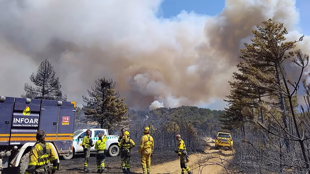 España afronta una tarde crítica por los incendios: miles de evacuados y más de 50.000 hectáreas arrasadas