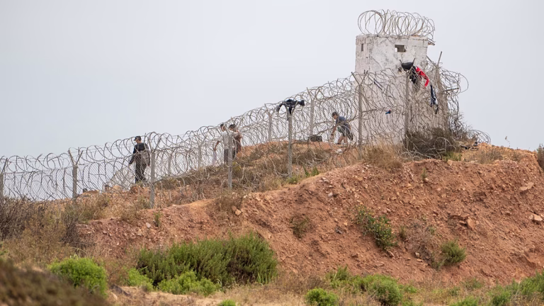 España blinda Ceuta con 2 fragatas y más efectivos ante el temor a otra entrada masiva el 15 de agosto