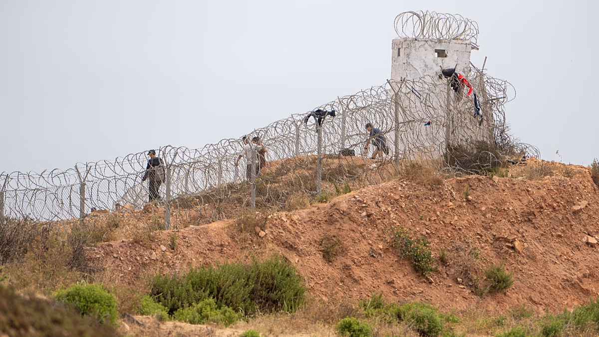 España blinda Ceuta con 2 fragatas y más efectivos ante el temor a otra entrada masiva el 15 de agosto