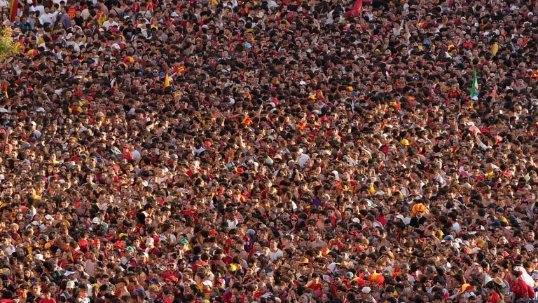 España está a un paso de los 50 millones de habitantes: más de 1 de cada 5 nació en el extranjero