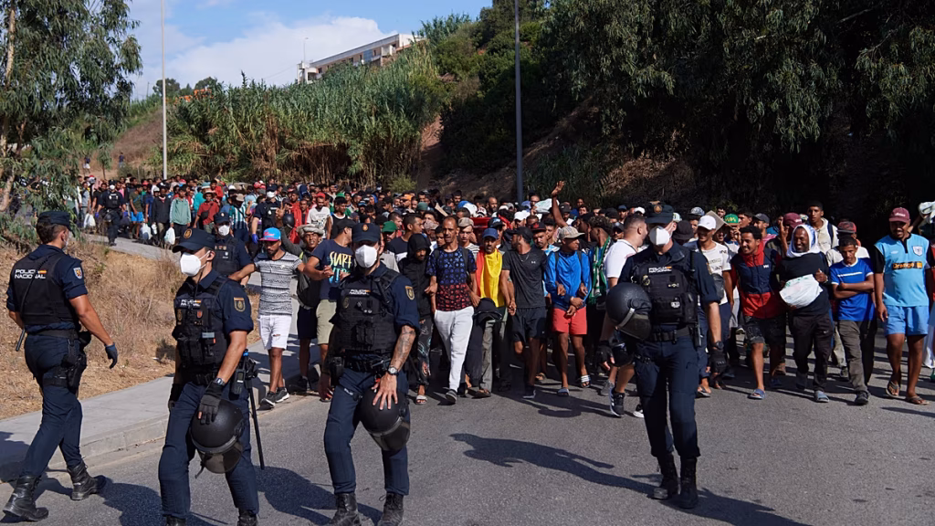 España traslada a centenares de migrantes de la playa de Ceuta a centros de acogida temporales