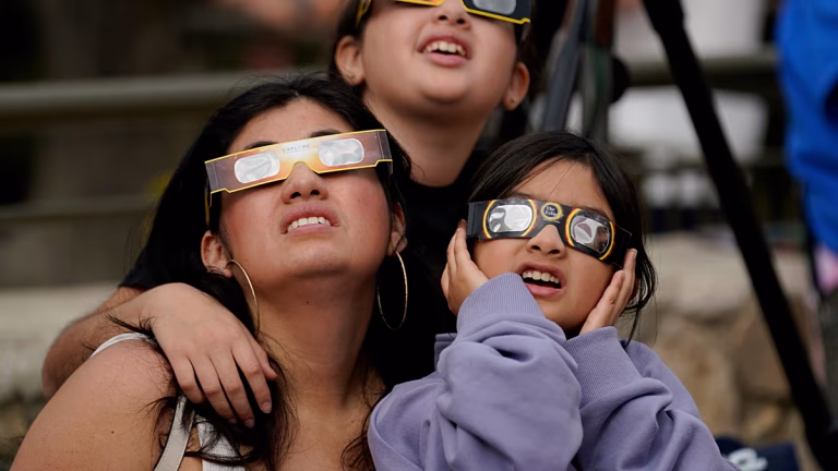 Estas son las gafas seguras para disfrutar del eclipse total de España: dónde se pueden conseguir gratis