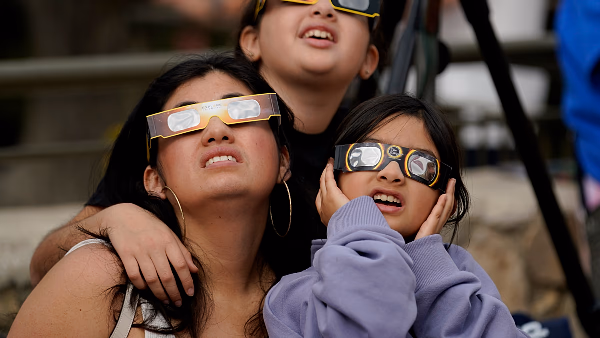 Estas son las gafas seguras para disfrutar del eclipse total de España: dónde se pueden conseguir gratis