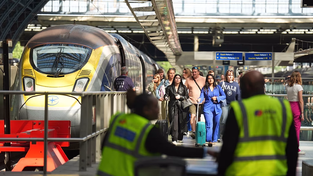Evacúan brevemente la estación de St Pancras en Londres por la explosión controlada de un coche