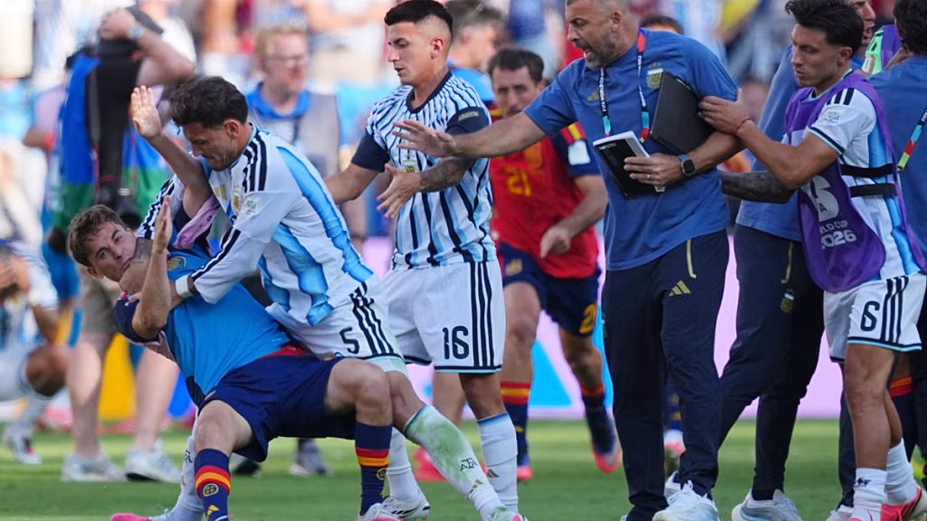 FIFA suspende a Paredes de Argentina 10 partidos por la bronca en la final del Mundial