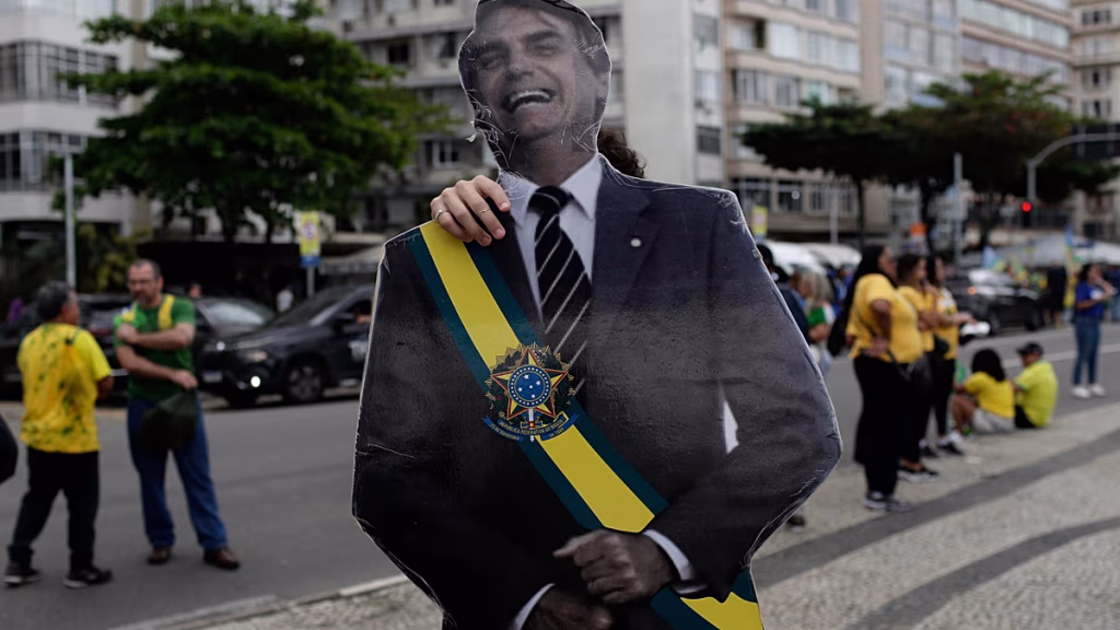 Flávio Bolsonaro tilda de “farsa” el juicio de su padre y promete indultarlo si gana la presidencia en Brasil