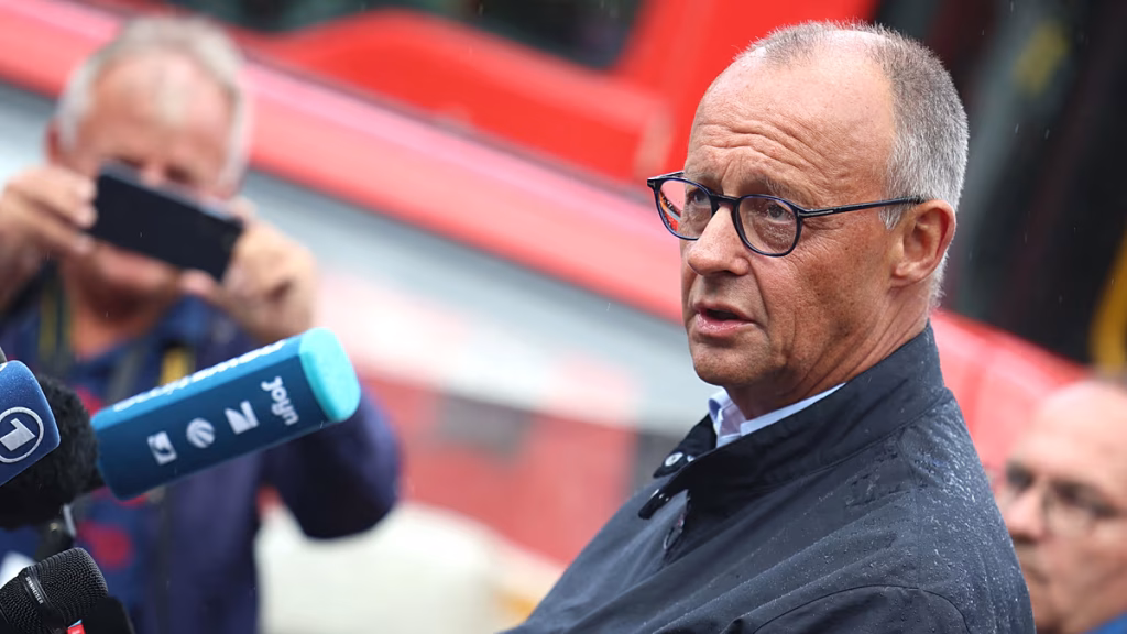 Friedrich Merz, recibido entre abucheos tras su polémica ausencia durante el incendio de Hürtgenwald