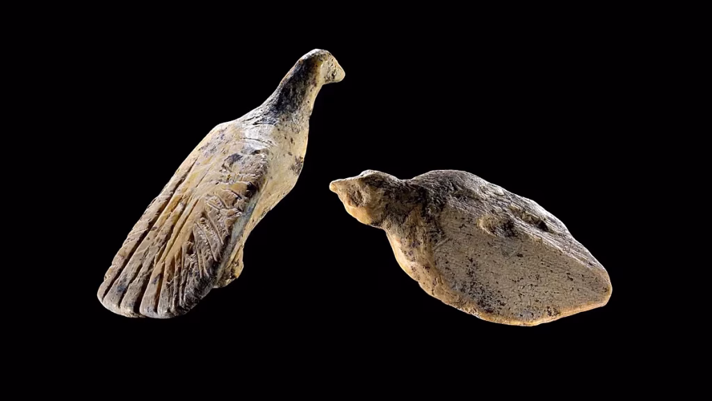 Hallan en cueva alemana figuras de aves de marfil de mamut de 40.000 años