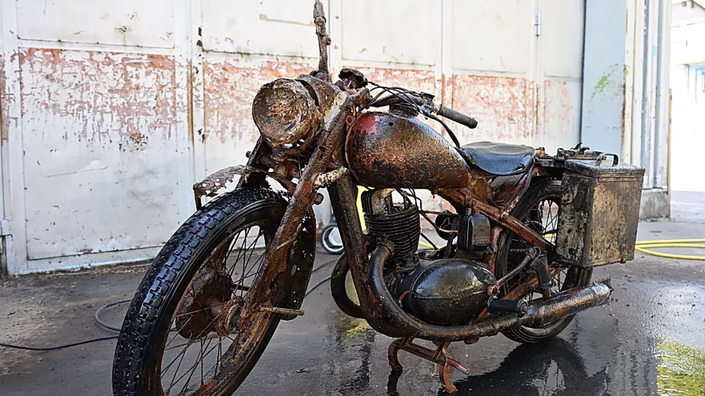 Imágenes espectaculares, una moto de la Wehrmacht sale del Danubio casi como nueva
