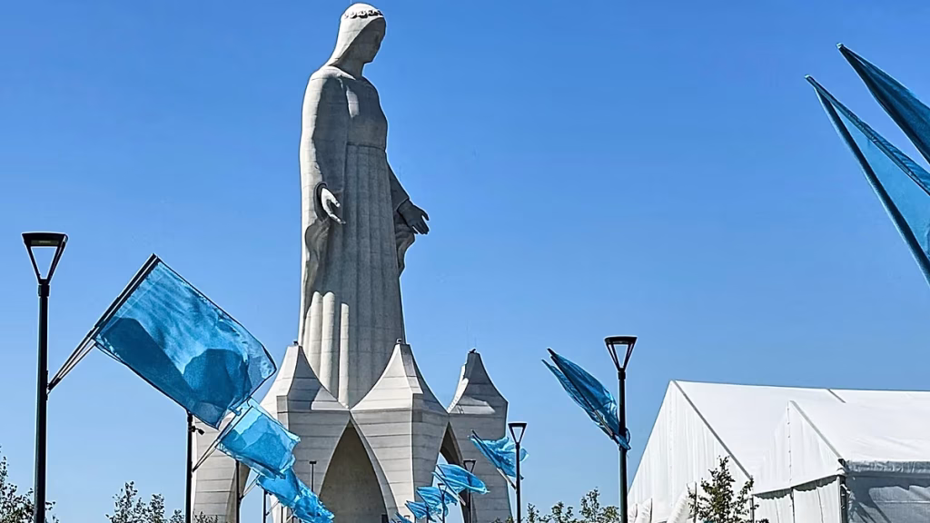 Inauguran en una aldea polaca la mayor estatua de la Virgen María de Europa