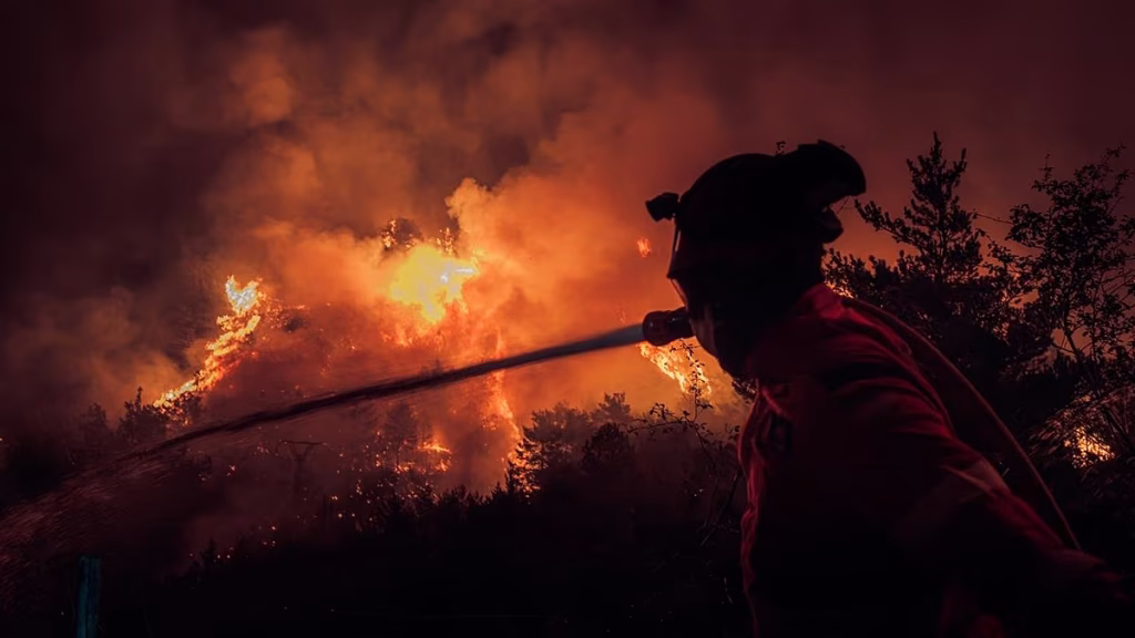 Incendios de España: El incendio de Huelva está estabilizado y el viento aviva el de Huesca