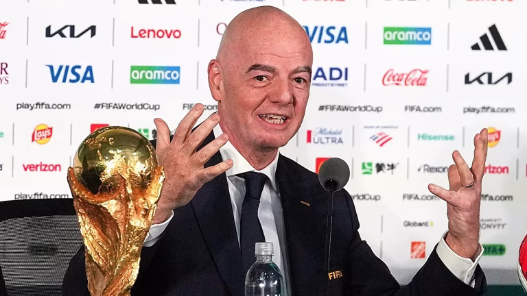 Infantino seguirá al frente de la FIFA tras la reunión de crisis
