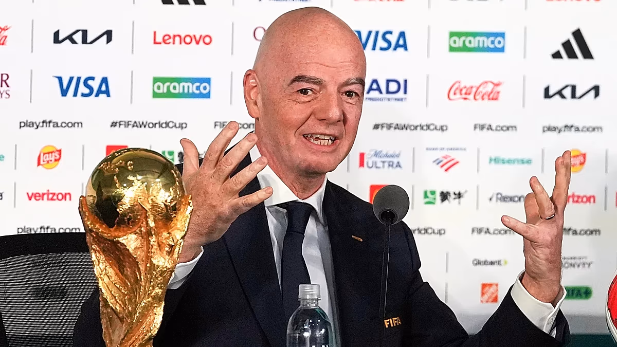 Infantino seguirá al frente de la FIFA tras la reunión de crisis