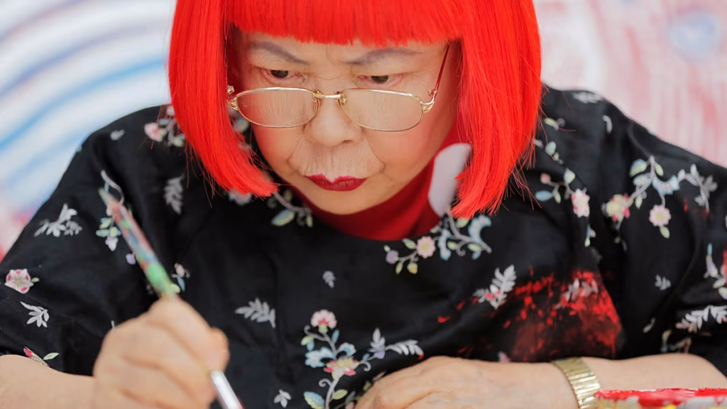 La artista japonesa de vanguardia Yayoi Kusama, famosa por sus lunares, muere a los 97 años