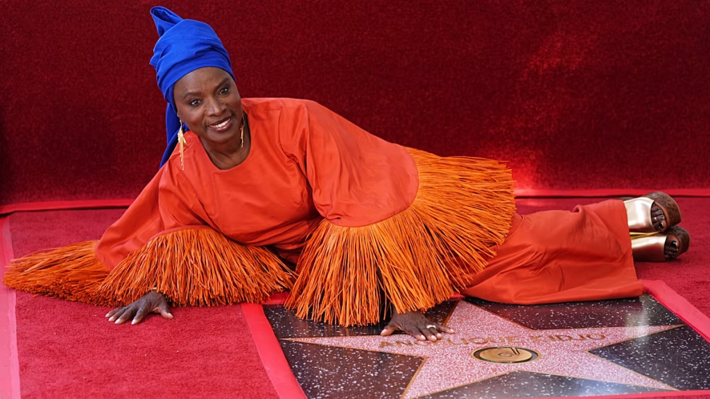 La cantante beninesa francesa Angélique Kidjo, primera africana negra con estrella en Hollywood